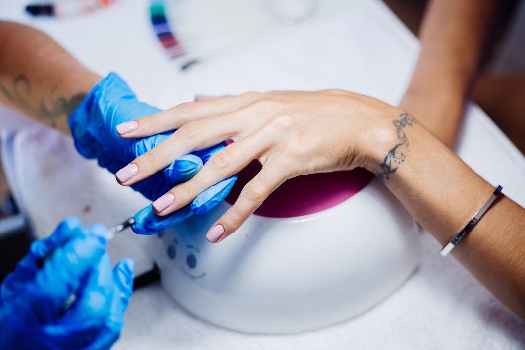 proceso fabricacion tratamiento unas manos femeninas hermosas taladro lima unas profesional accion concepto cuidado belleza manos 343596 2394